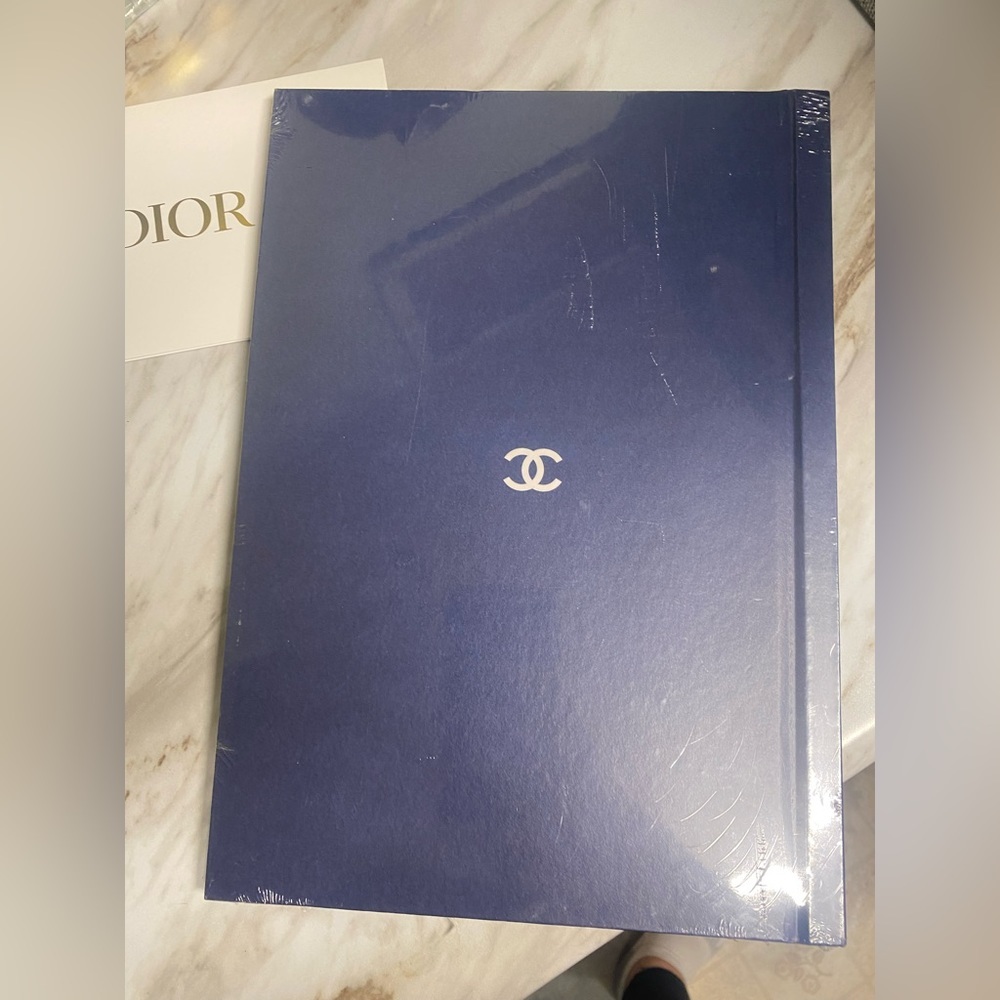 CHANEL 2018-2019 Cruise Collection book in original packaging - Picture 2 of 6